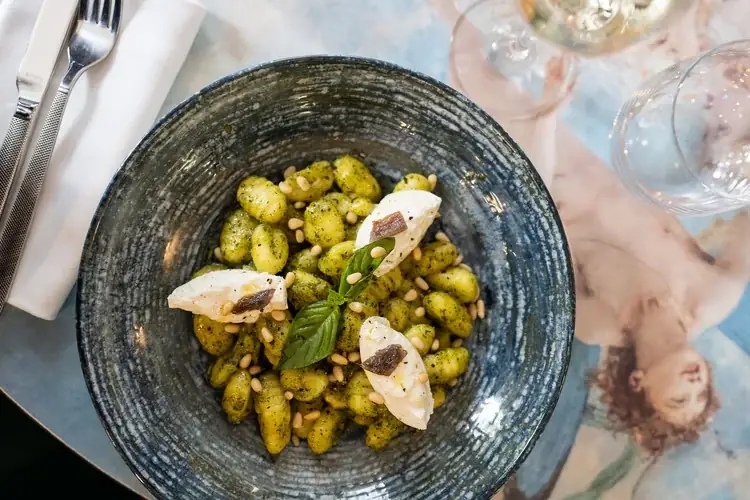 Gnocchi pesto, stracciatella, tomates confites