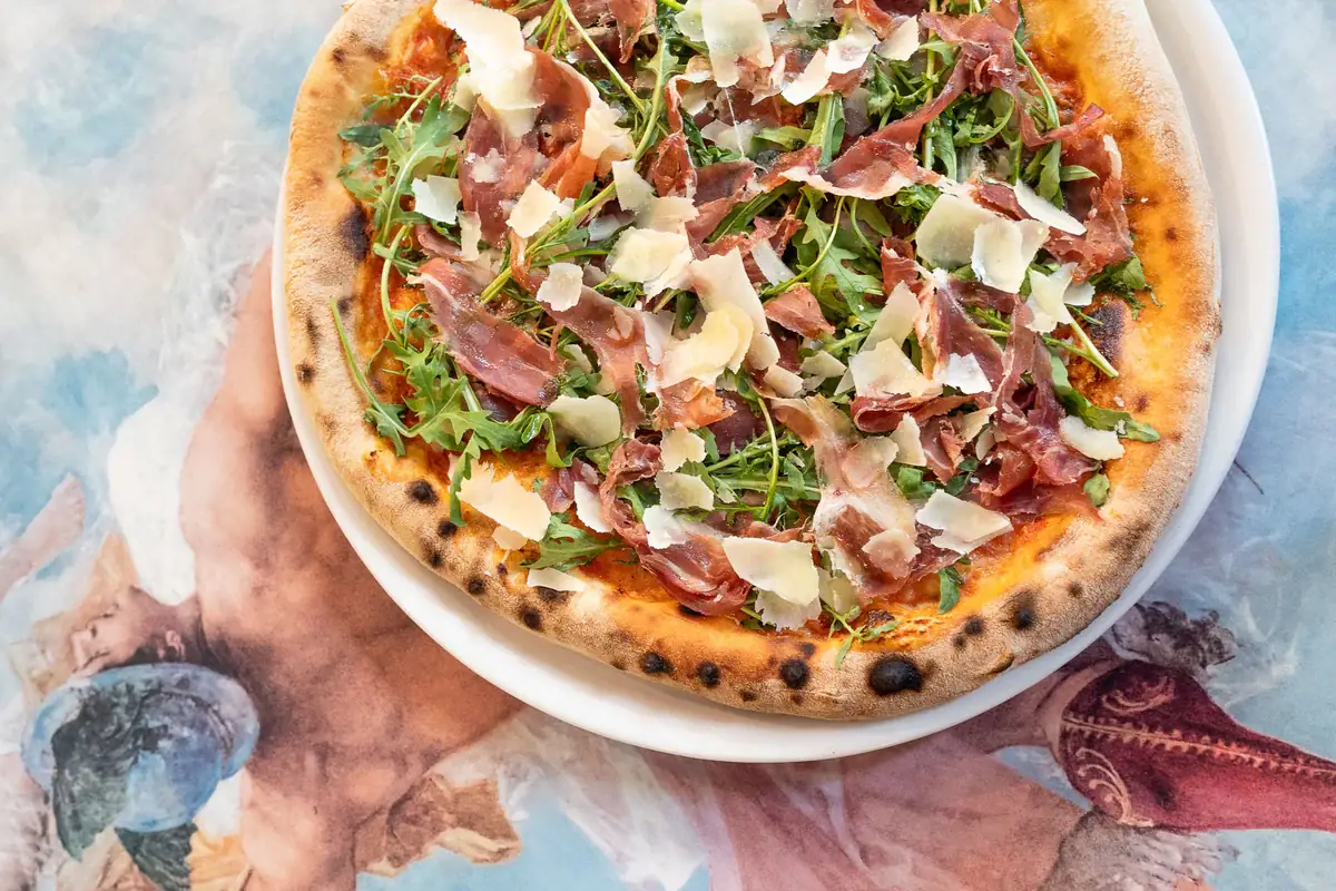 Pizza Maria Luigia : jambon de Parme, roquette et Grana Padano