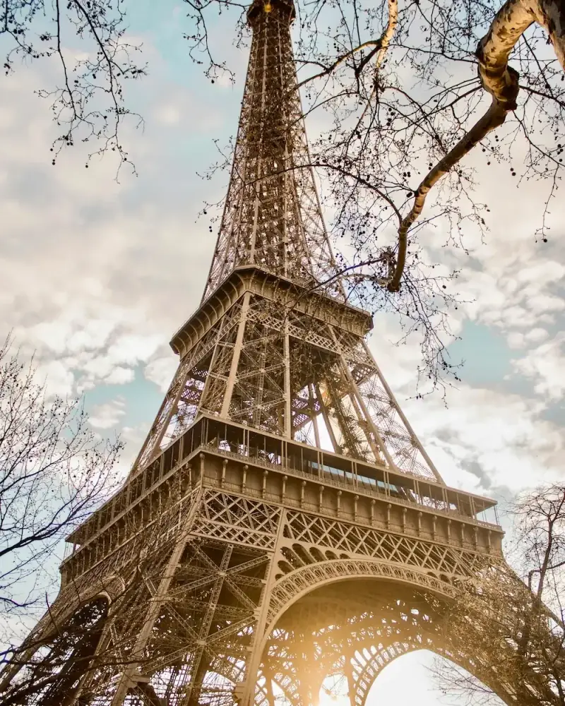 La Tour Eiffel vue d’en bas, en journée
